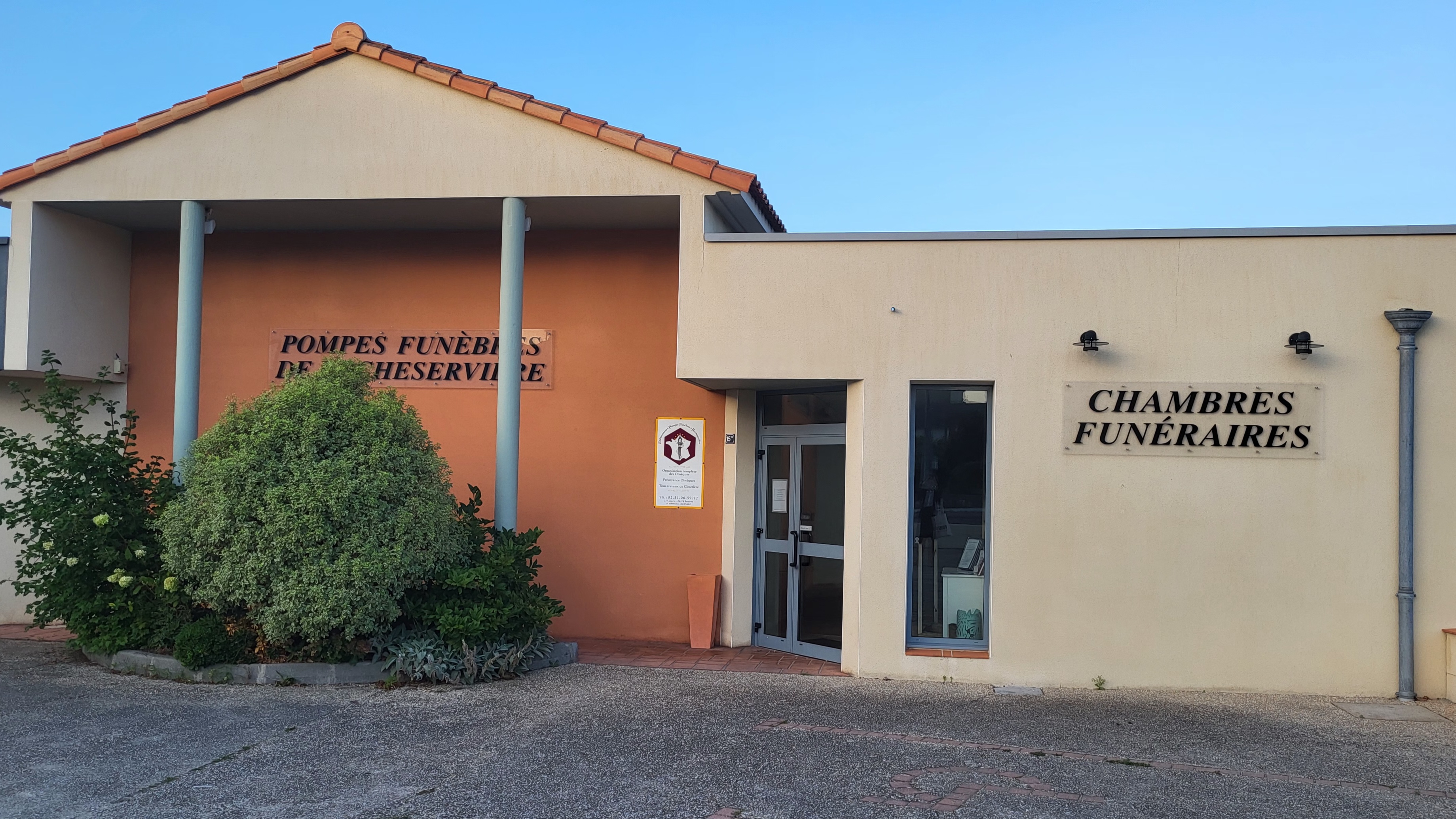 Magasin et extérieur des Pompes Funèbres Relet à Rocheservière